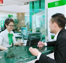 nhan-vien-ngan-hang-vietcombank-1